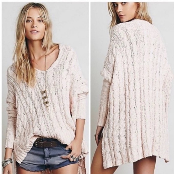 Free People Sweaters - 🎄FREE PEOPLE EUC CREAM V-NECK SWEATER🎄
